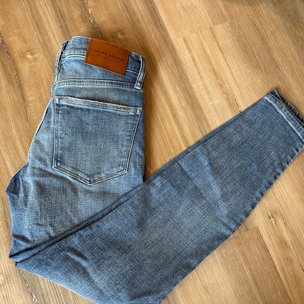 LUCKY BRAND JEANS
AVA MID-RISE SKINNY
SIZE 4/27